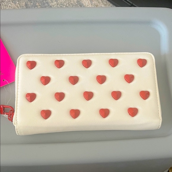 Off White Wallet with Red Heart Accents, NWT - Picture 1 of 5